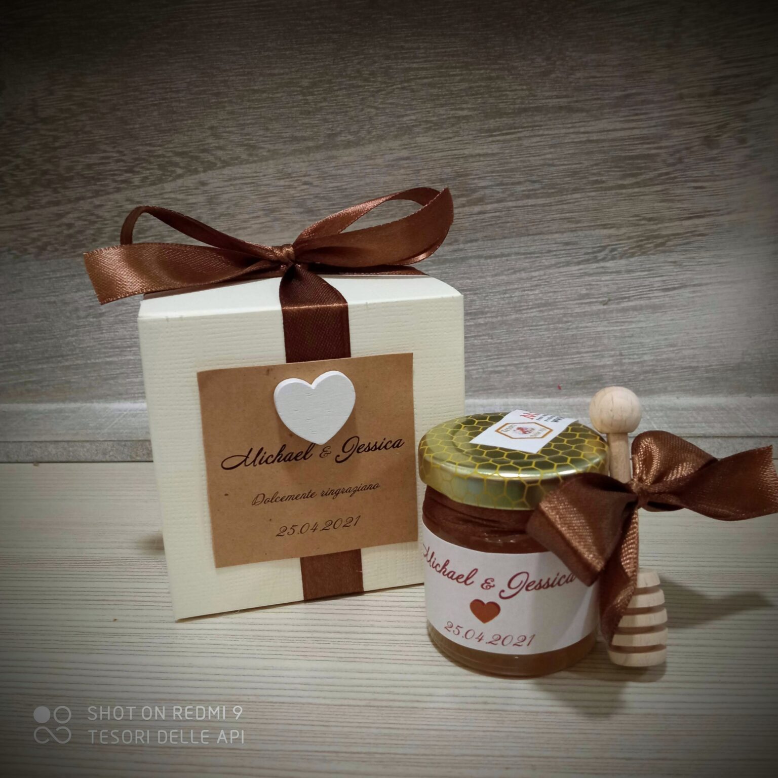 Bomboniera Miele Matrimonio Elegante e Originale Nastro Marrone Cartoncino Personalizzato Cuore in legno bianco Bomboniera Miele Matrimonio Elegante e Originale Nastro Marrone Cartoncino Personalizzato Cuore in legno bianco