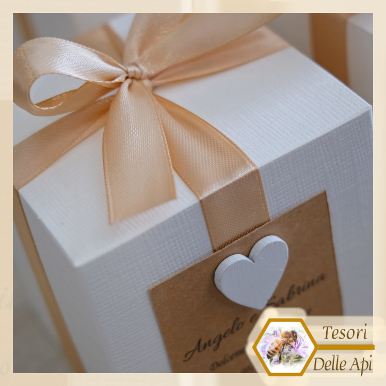 Bomboniera Miele Matrimonio Modello 29 Nastro Pesca Cartoncino Avana Cuore in legno Personalizzato Bomboniera Miele Matrimonio Modello 29 Nastro Pesca Cartoncino Avana Cuore in legno Personalizzato