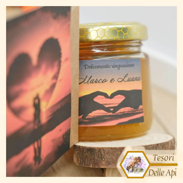 Bomboniere Miele Matrimonio Coppia Tramonto Alba Mare Sposi Cuore Vaso 125g Miele Millefiori etichetta (1) Bomboniere Miele Matrimonio Coppia Tramonto Alba Mare Sposi Cuore Vaso 125g Miele Millefiori etichetta
