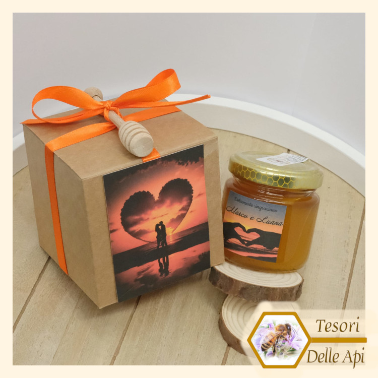 Bomboniere Miele Matrimonio Coppia Tramonto Alba Mare Sposi Cuore Vaso 125g Miele Millefiori etichetta (2) Bomboniere Miele Matrimonio Coppia Tramonto Alba Mare Sposi Cuore Vaso 125g Miele Millefiori etichetta