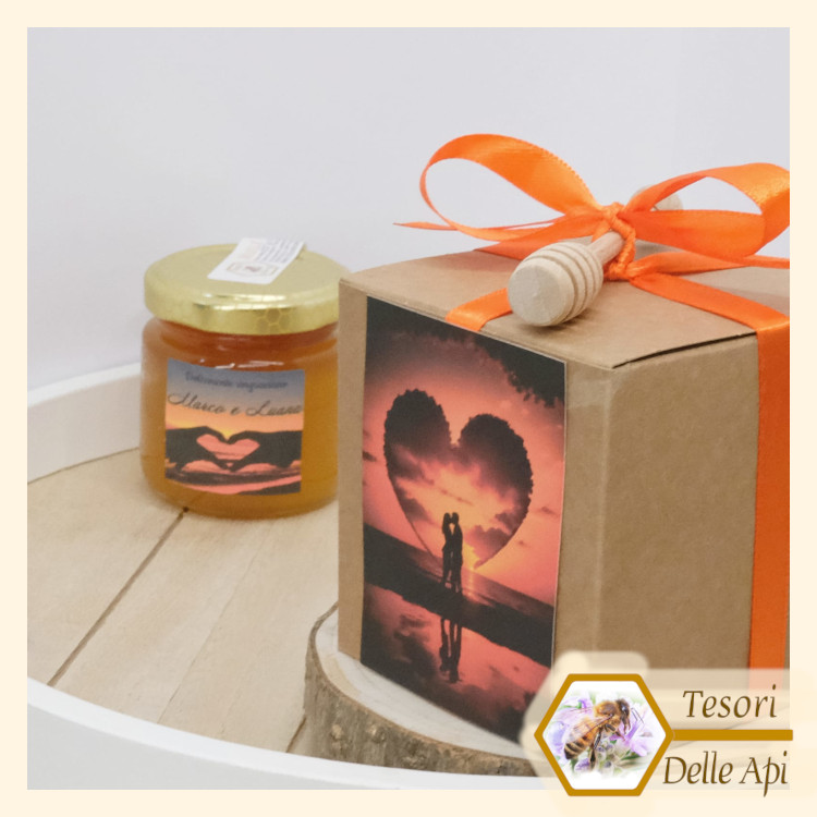 Bomboniere Miele Matrimonio Coppia Tramonto Alba Mare Sposi Cuore Vaso 125g Miele Millefiori etichetta (3) Bomboniere Miele Matrimonio Coppia Tramonto Alba Mare Sposi Cuore Vaso 125g Miele Millefiori etichetta