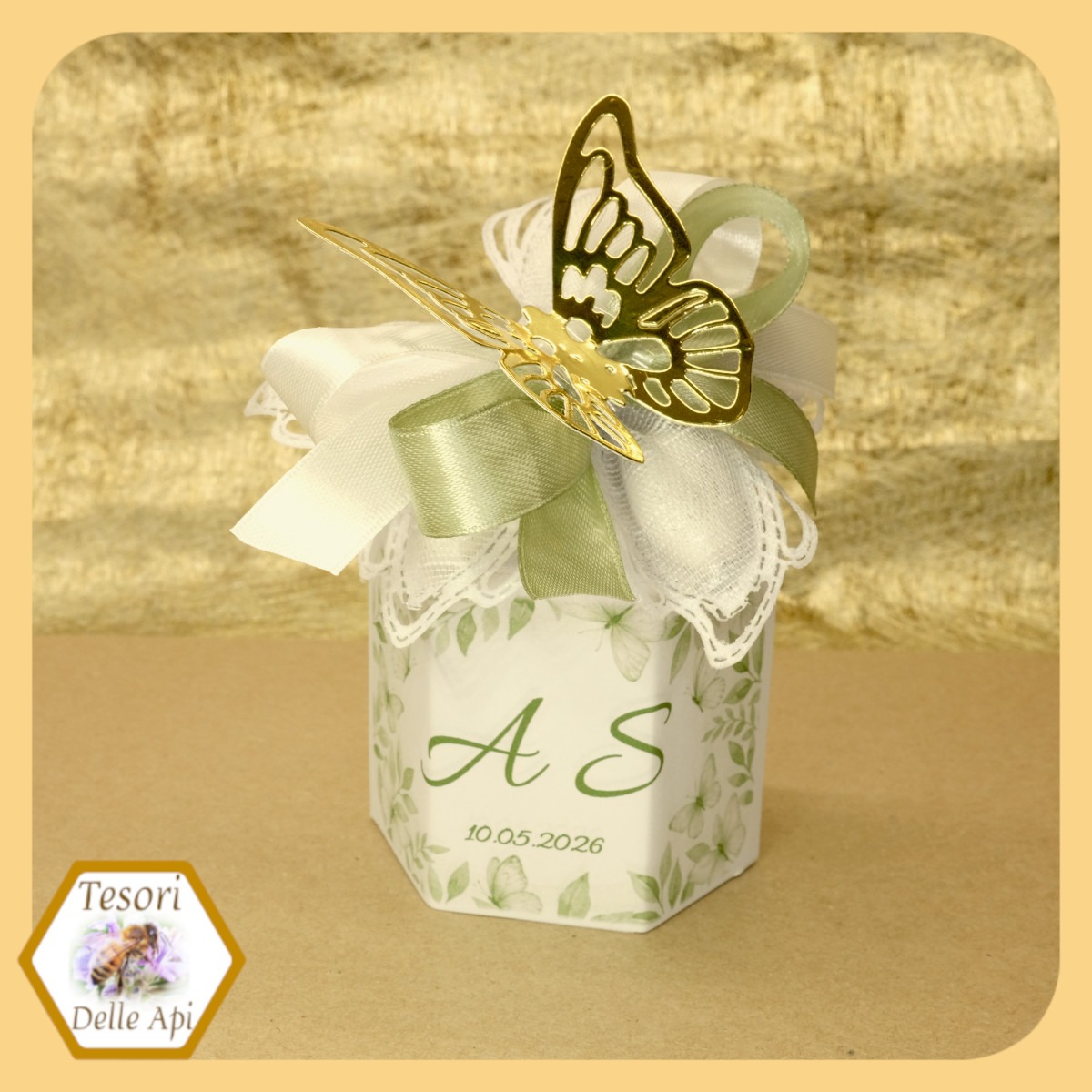 bomboniere-miele-vaso-in-scatola-esagonale-con-confetti-e-farfalla-dorata-1