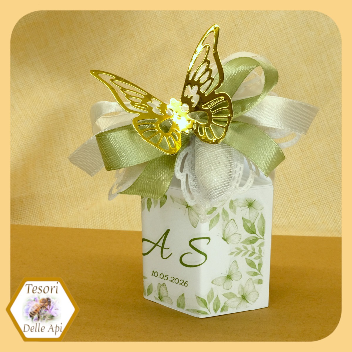 bomboniere-miele-vaso-in-scatola-esagonale-con-confetti-e-farfalla-dorata-2