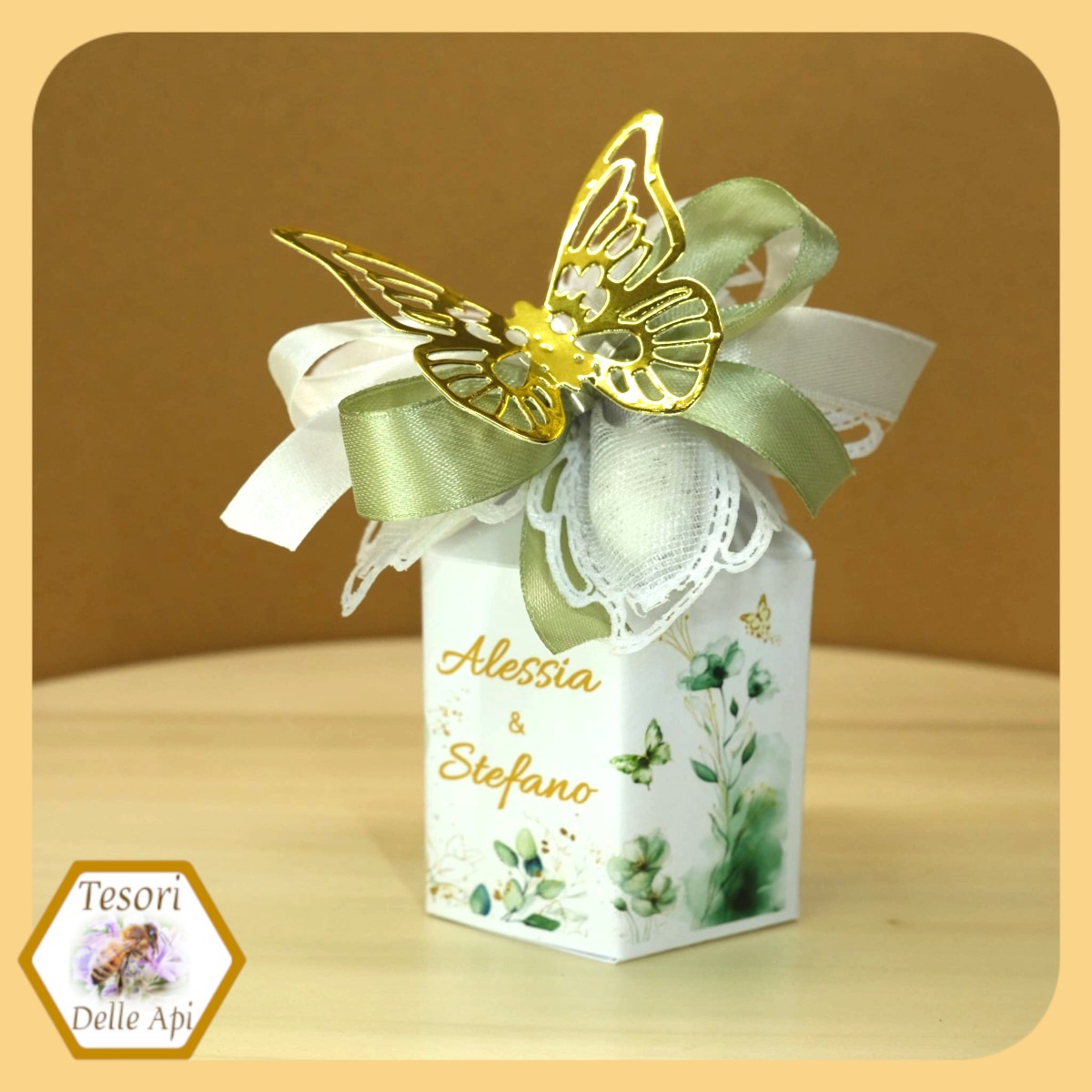 bomboniere-miele-vaso-in-scatola-esagonale-con-confetti-e-farfalla-dorata